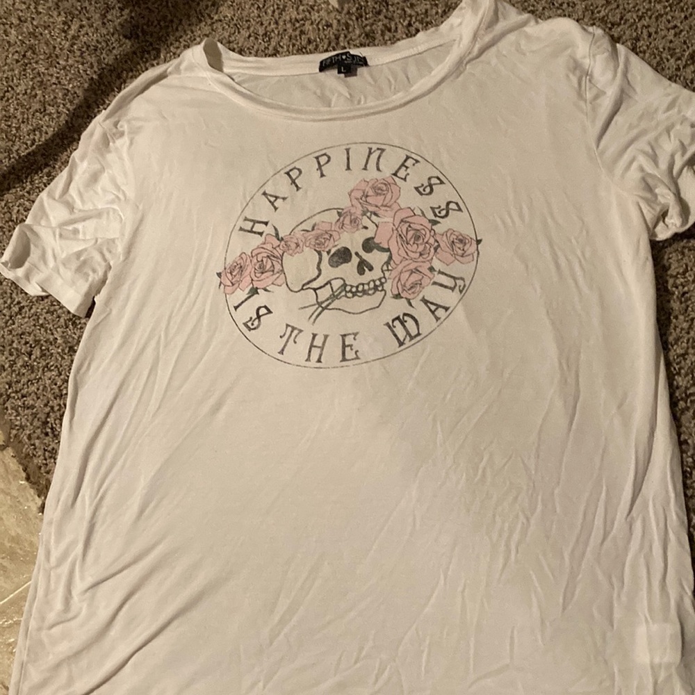Cute skull T-shirt.It’s never been worn,and it’s just been sitting in my closet.